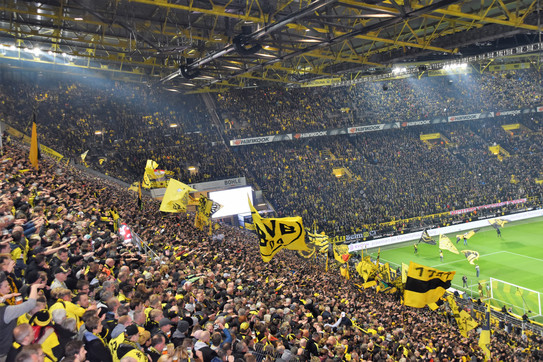 Das BVB Stadion in Dortmund während eines Spiels.